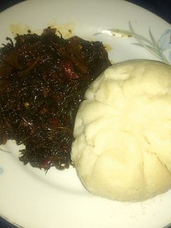Tuwon Semolina da Miyar shuwaka(bitterleaf) ainihin hoton girkin
