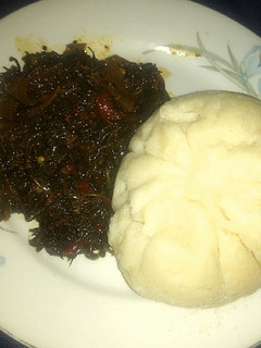 Tuwon Semolina da Miyar shuwaka(bitterleaf) ainihin hoton girkin