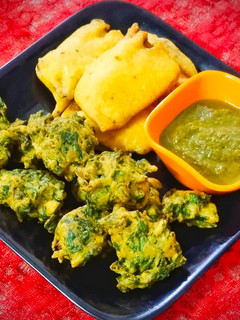 पालक बैंगन पकोड़े (Palak baingan pakode recipe in Hindi) रेसिपी मुख्य फोटो