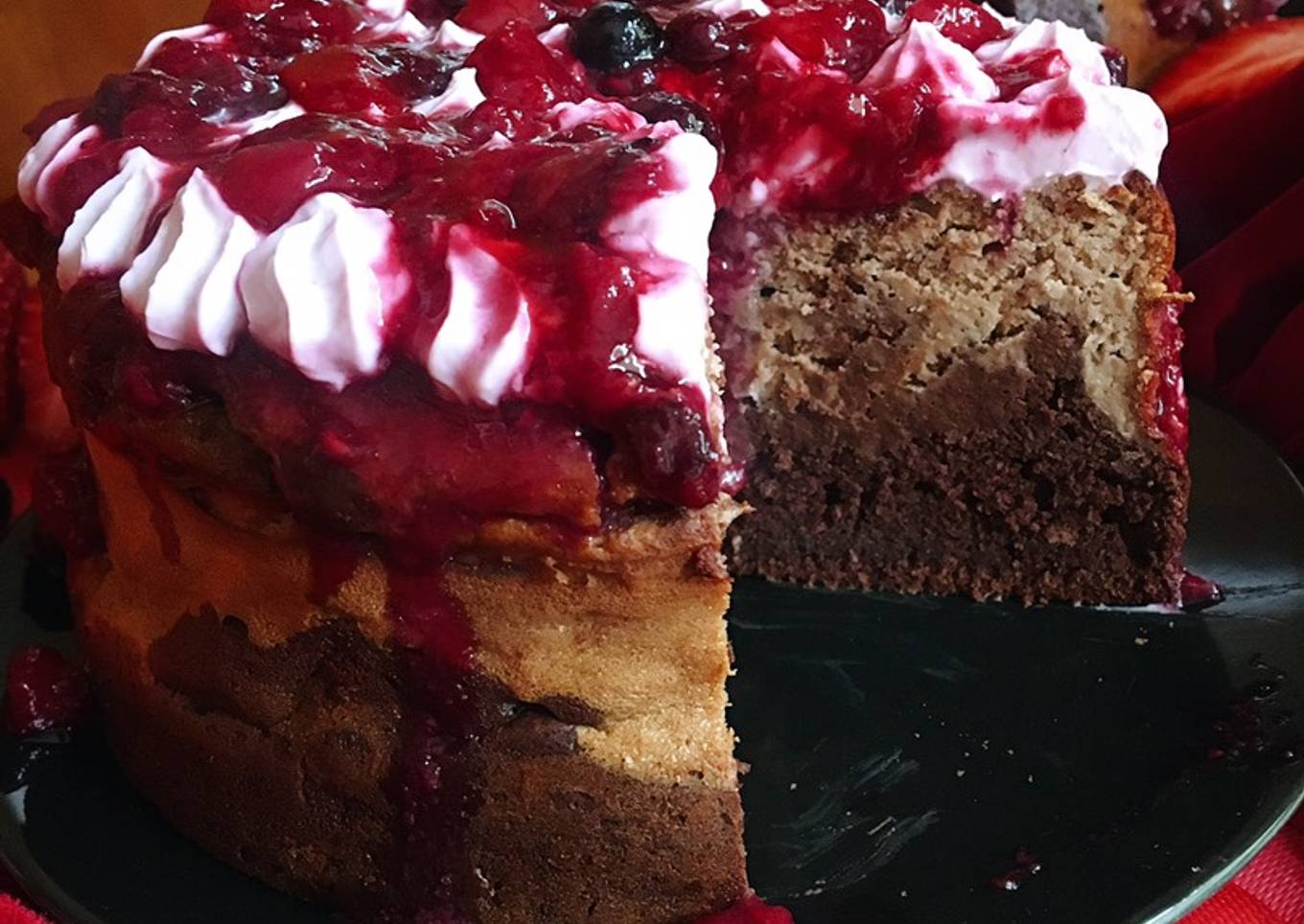 Cheesecake triple chocolate saludable con cobertura de frutos rojos