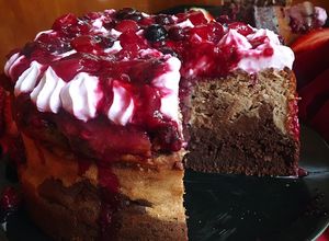 Foto principal de Cheesecake triple chocolate saludable con cobertura de frutos rojos