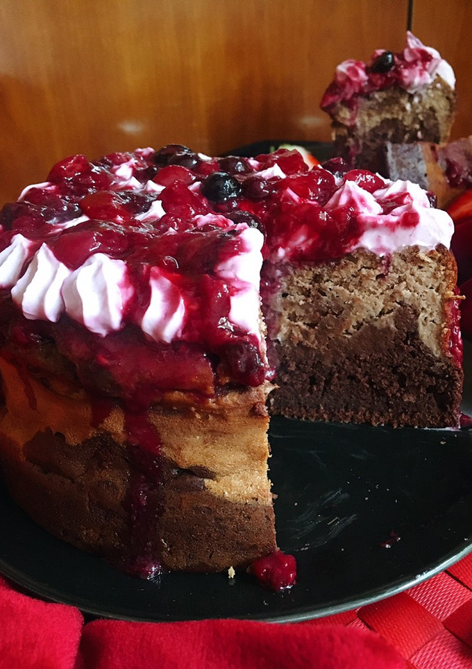 Una foto de Cheesecake triple chocolate saludable con cobertura de frutos rojos
