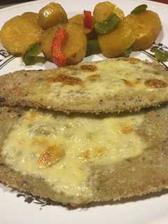 Una foto de Milanesa de berenjena con batatas