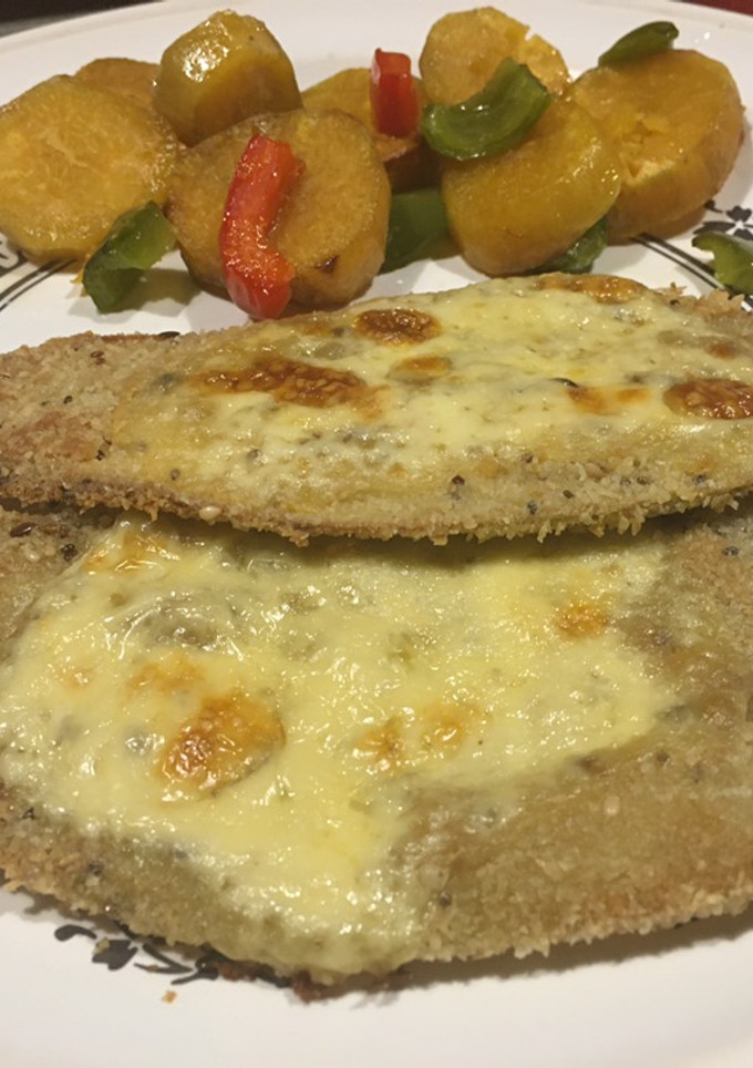 Una foto de Milanesa de berenjena con batatas