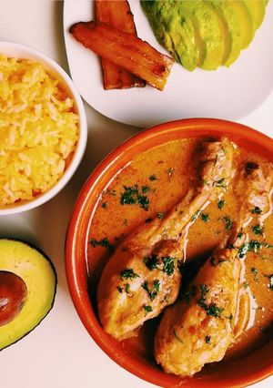 Una foto de Seco de pollo guayaco