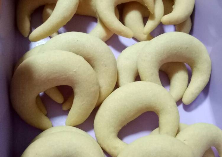 Resep Almond Crescent Cookies Anti Gagal