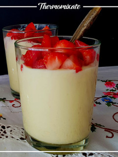 Una foto de Postre rápido de mango y fresas con Thermomix