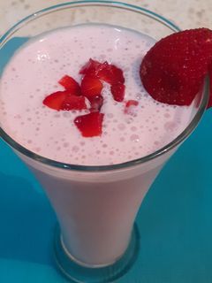 સ્ટ્રોબેરી અને બનાના સ્મૂધી (Strawberry Banana Smoothie Recipe In Gujarati) રેસીપી મુખ્ય ફોટો