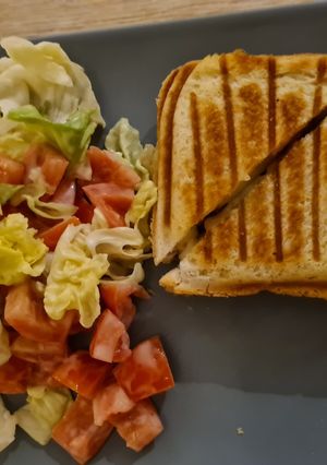 Une photo de Croque-monsieur à la viande hachée et raclette