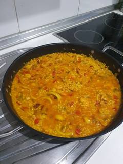 Una foto de Arroz con pulpo, calamares y langostinos
