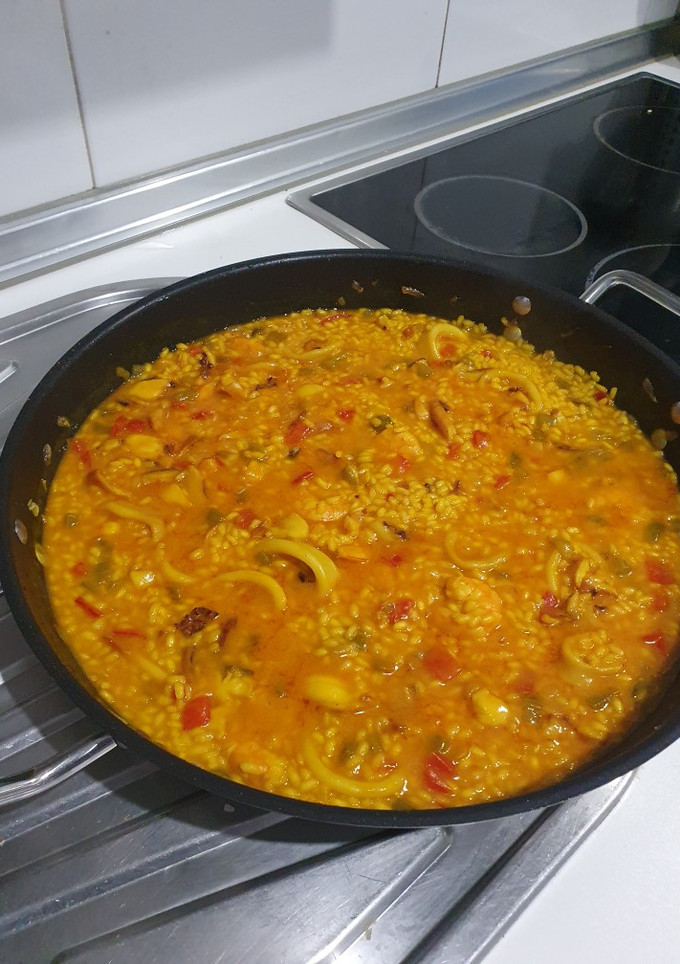Una foto de Arroz con pulpo, calamares y langostinos