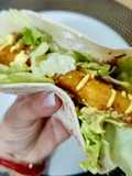 Taco de finger de pollo con salsa de mango y curry