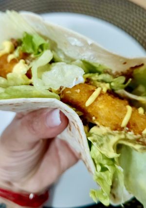 Una foto de Taco de finger de pollo con salsa de mango y curry