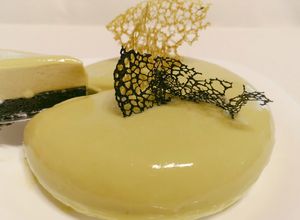 Mézes matcha torta fekete szezámmal recept fotója