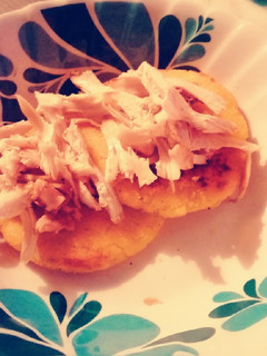 Una foto de Arepas de maíz con pollo desmechado