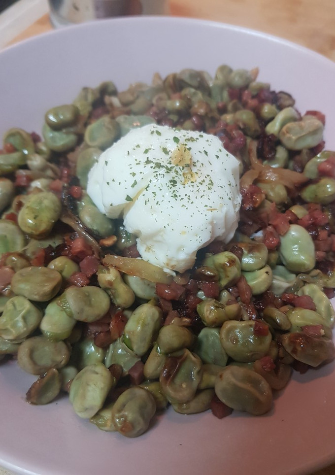 Una foto de Habitas con jamón y huevo cocido