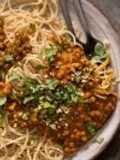 Reispasta Spaghetti mit zweifacher Linsen-Bolognese-Soße
