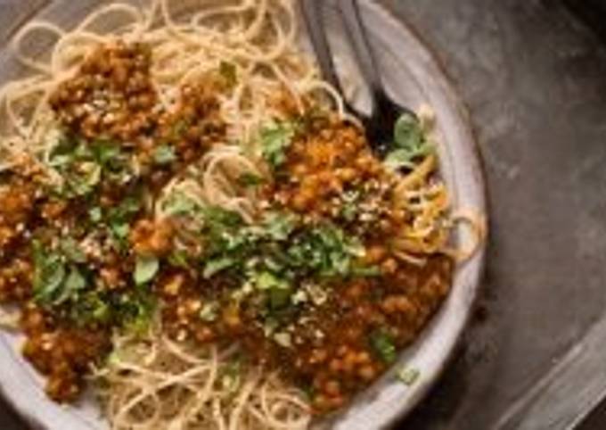 Reispasta Spaghetti mit zweifacher Linsen-Bolognese-Soße