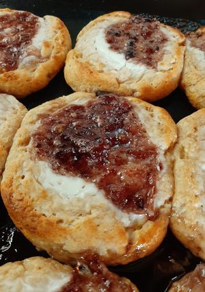 Áfonyalekváros túrós lepényke - édes recept fotója