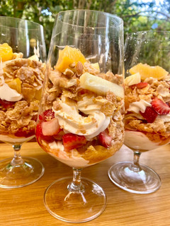 Una foto de Frozen de frutas, chantilly, cereales y frutos secos 🍧