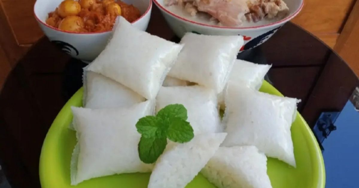 Opor ayam kampung Sambal goreng uritan ketupat