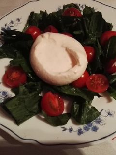 Una foto de Ensalada de espinacas con burrata