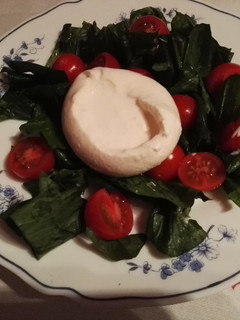 Una foto de Ensalada de espinacas con burrata