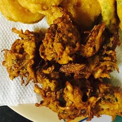 A picture of Onion pakodas.