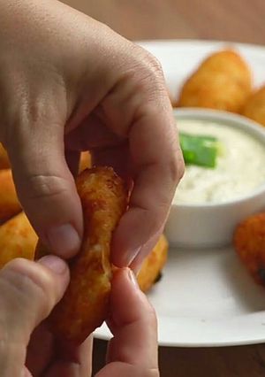 Una foto de Bolitas de arroz con papas rellenas de queso