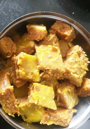 મોહનથાળ(Mohan thal Recipe in Gujarati) રેસીપી મુખ્ય ફોટો