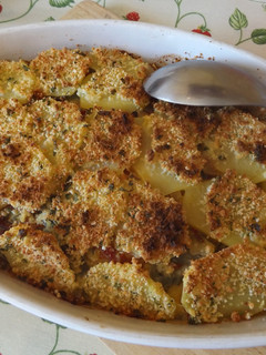 Una foto de Gratinado de alcachofas y patatas con chorizo colorado