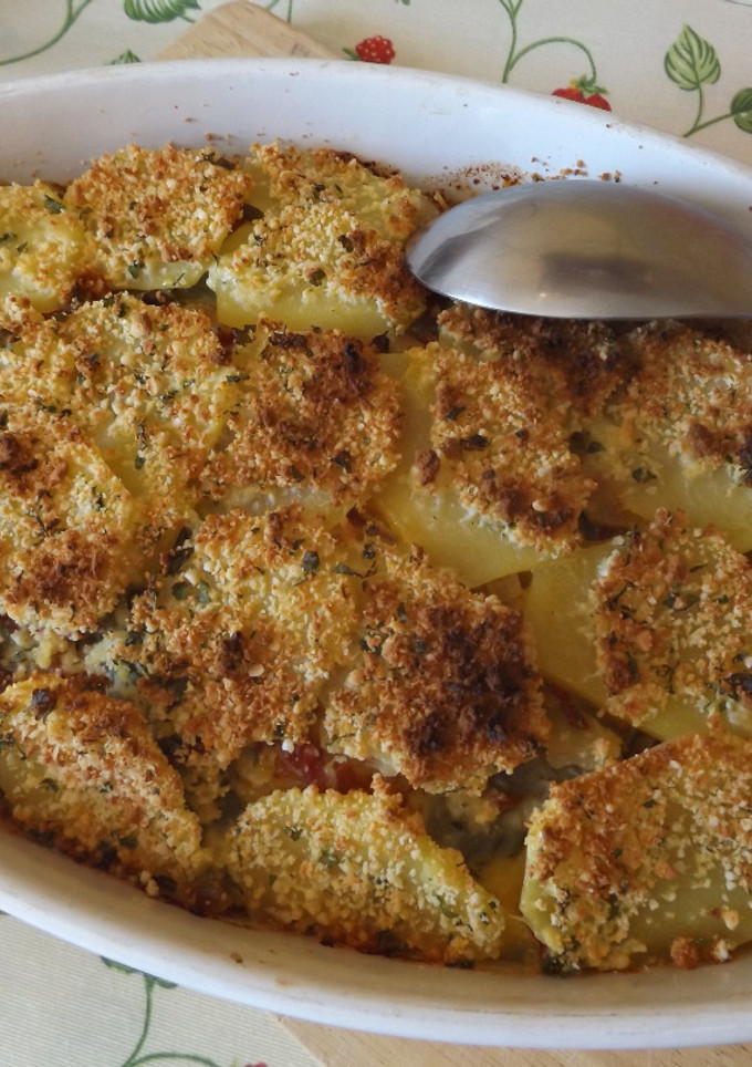 Una foto de Gratinado de alcachofas y patatas con chorizo colorado