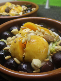 Una foto de Ensalada de queso con cerezas, albaricoques y frutos secos