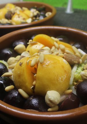 Foto principal de Ensalada de queso con cerezas, albaricoques y frutos secos