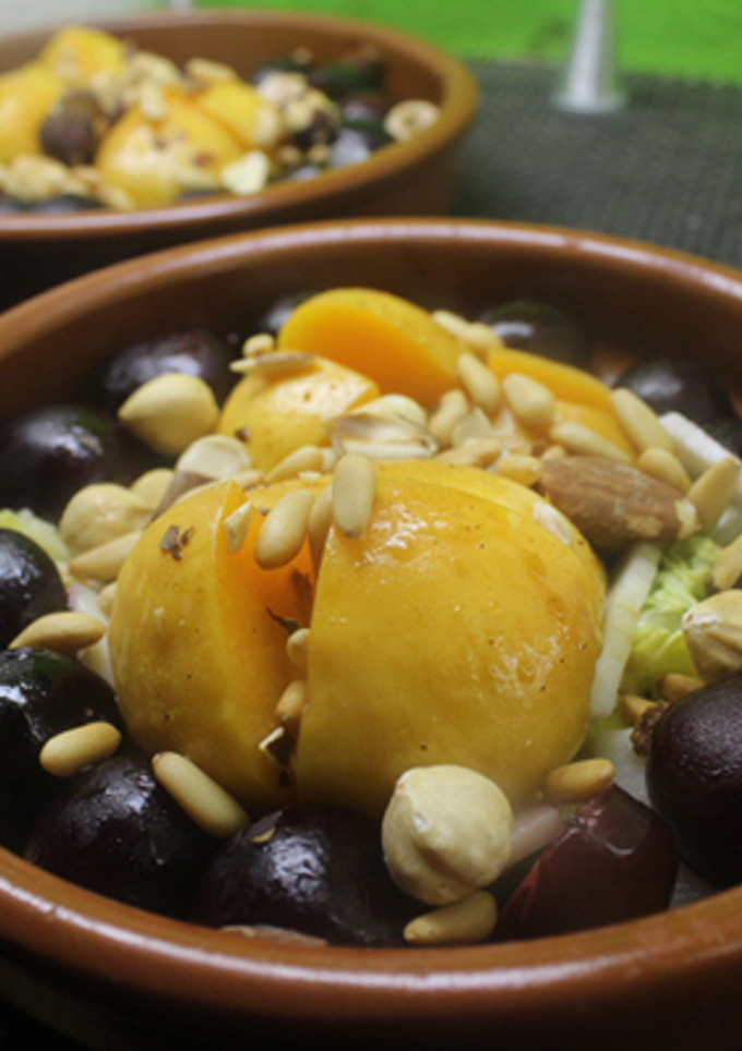 Una foto de Ensalada de queso con cerezas, albaricoques y frutos secos