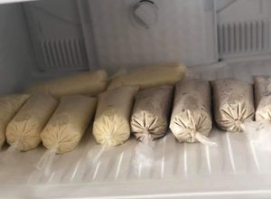 Una foto de Bolis o hielos Gourmet de oreo y banana