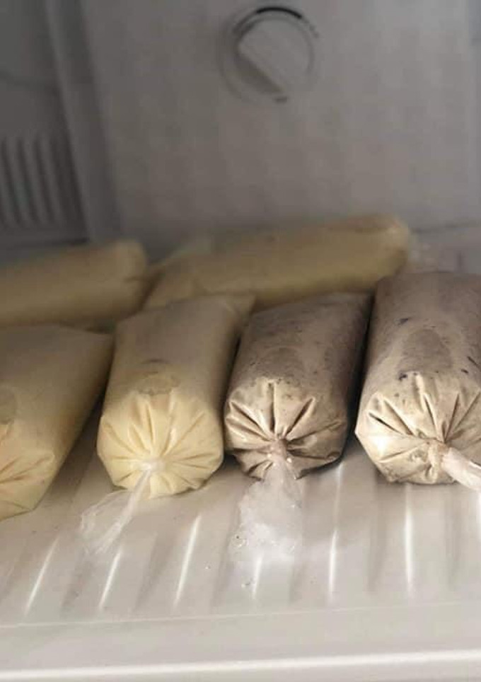 Una foto de Bolis o hielos Gourmet de oreo y banana