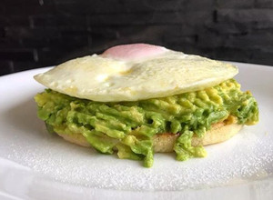 Una foto de Arepa con huevo y aguacate