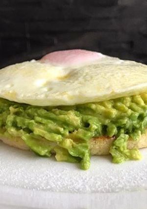 Una foto de Arepa con huevo y aguacate