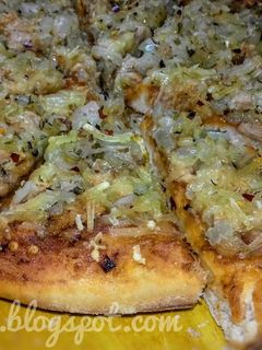 Una foto de Pizza con atún y cebolla