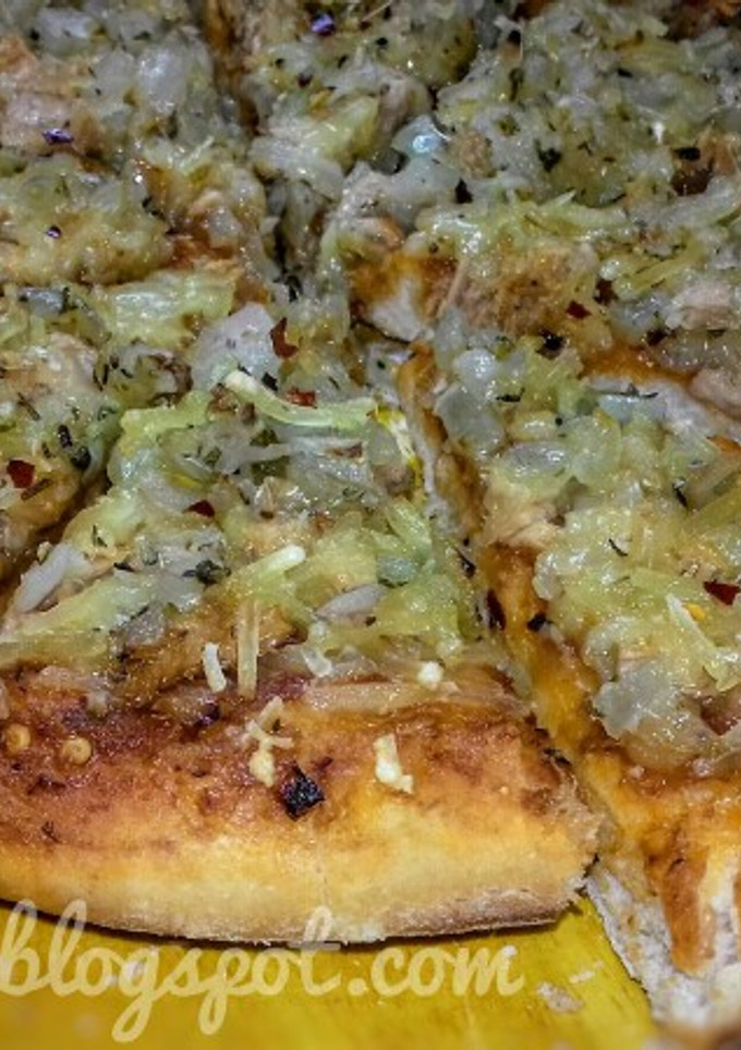 Una foto de Pizza con atún y cebolla