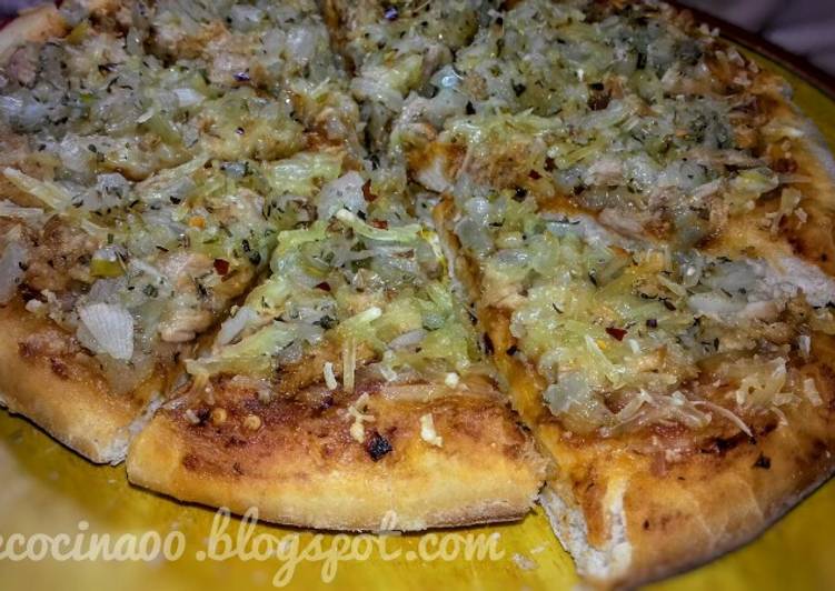 Pizza con atún y cebolla