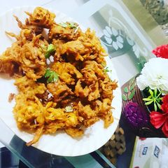 A picture of Crispy Lachydar Pyaz ke Pakoray.