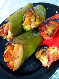 Una foto de Pimientos asados rellenos de patatas fritas y huevos fritos