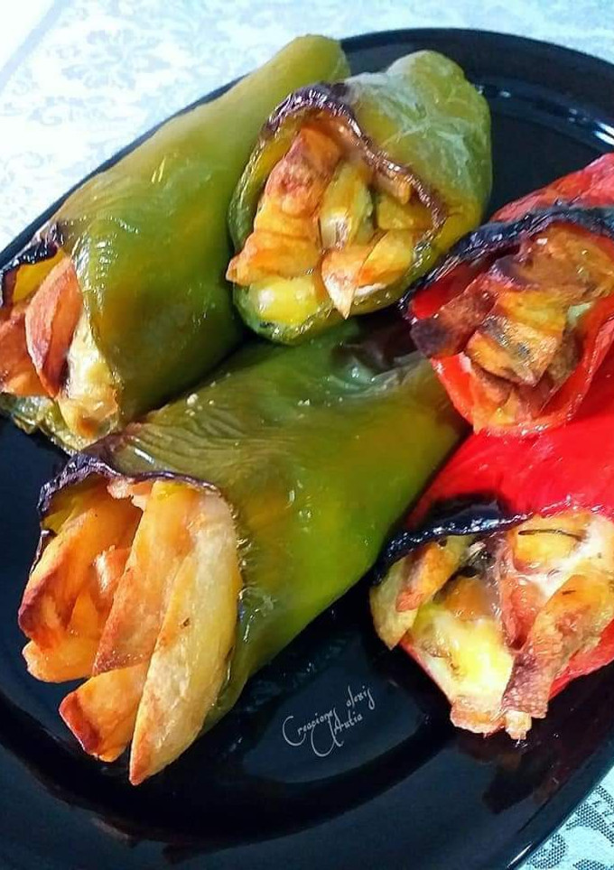 Una foto de Pimientos asados rellenos de patatas fritas y huevos fritos