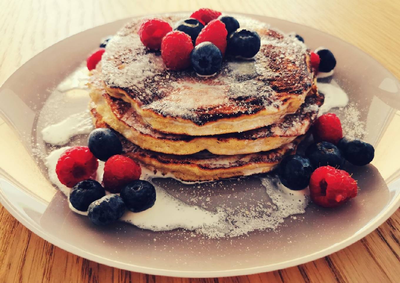 Pancakes keto de harina de coco con frutos rojos