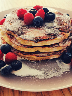 Una foto de Pancakes keto de harina de coco con frutos rojos