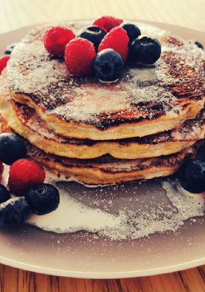 Una foto de Pancakes keto de harina de coco con frutos rojos