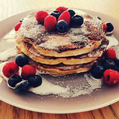 Pancakes keto de harina de coco con frutos rojos Receta de Ana Maria  Marquez- Cookpad