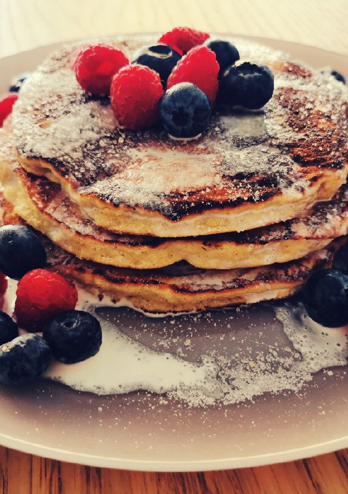 Una foto de Pancakes keto de harina de coco con frutos rojos